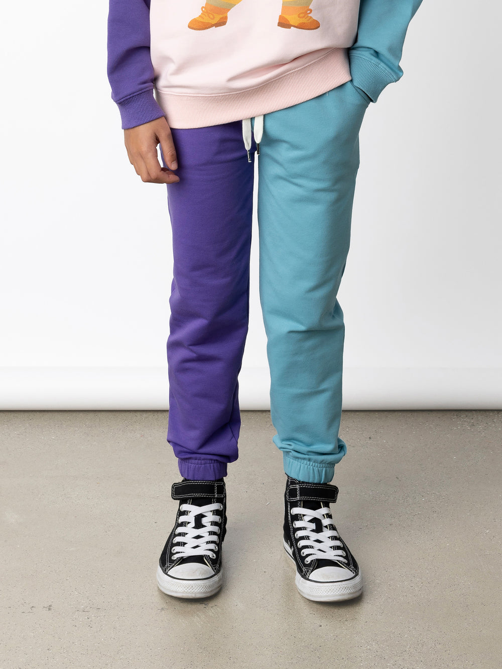 Minti kids clothing. Wider leg trackies with front pockets, shoelace cord, 2x2 rib elasticated waistband and gathered cuffs. Small Minti embroidery on the back. 320 Gram // 95% Cotton // 5% Elastane.