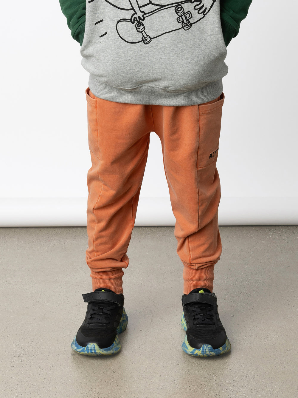 Minti kids clothing. Super cosy slip on trackies with elasticated waistband, drop crotch, super cool side pockets and 2x2 rib cuffs. 260 Gram // 95% Cotton // 5% Elastane.