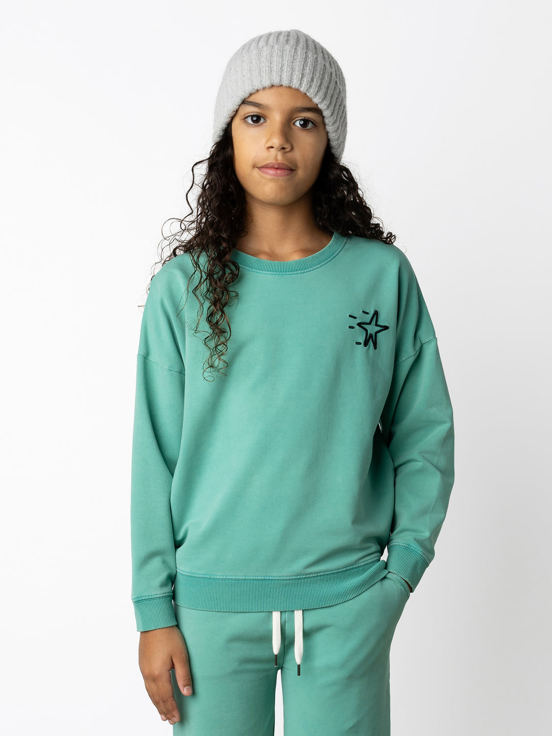 Minti kids clothing. Super cosy oversized fit crew with drop shoulder detail. 2x2 Rib at the neck, hem and cuffs. 260 Gram // 95% Cotton // 5% Elastane.