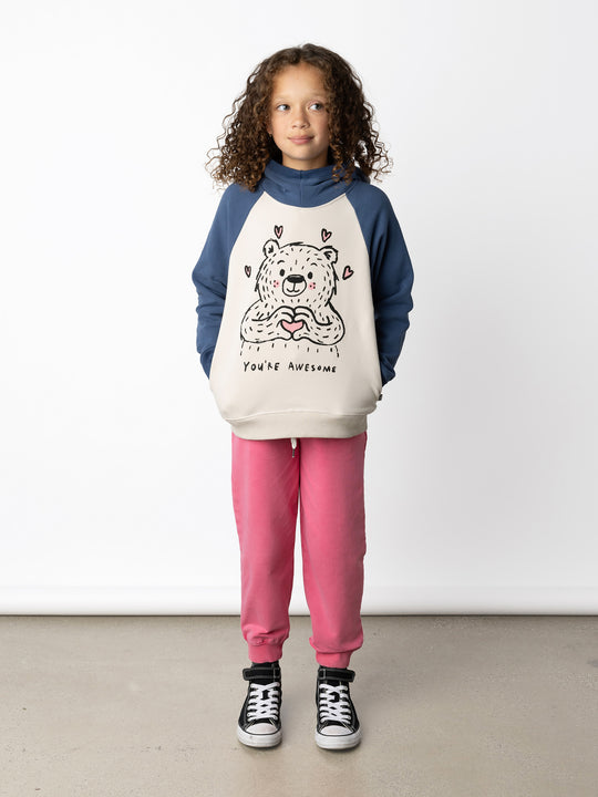 Minti kids clothing. Super soft hoodie with hidden pockets in the side seams. The ribbed-trim hood makes it extra cosy. Soft brushed 'furry' inside. 2x2 Rib at the neck, hem and cuffs. We recommend going up a size for this style. 330 Gram // Brushed Inside // 95% Cotton // 5% Elastane.