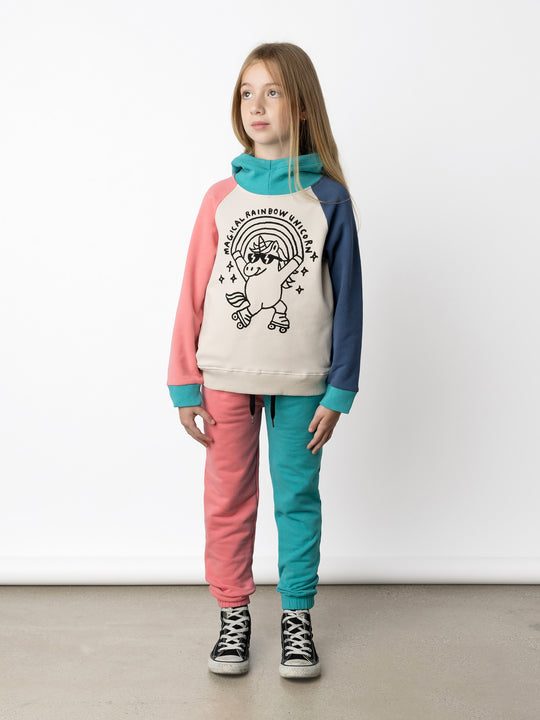 Minti kids clothing. Super soft hoodie with hidden pockets in the side seams. The ribbed-trim hood makes it extra cosy. Soft brushed 'furry' inside. 2x2 Rib at the neck, hem and cuffs. We recommend going up a size for this style. 330 Gram // Brushed Inside // 95% Cotton // 5% Elastane.