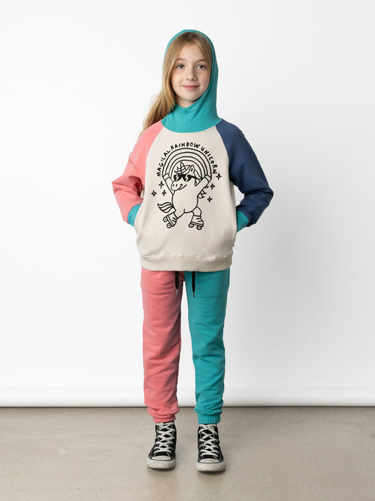 Minti kids clothing. Super soft hoodie with hidden pockets in the side seams. The ribbed-trim hood makes it extra cosy. Soft brushed 'furry' inside. 2x2 Rib at the neck, hem and cuffs. We recommend going up a size for this style. 330 Gram // Brushed Inside // 95% Cotton // 5% Elastane.