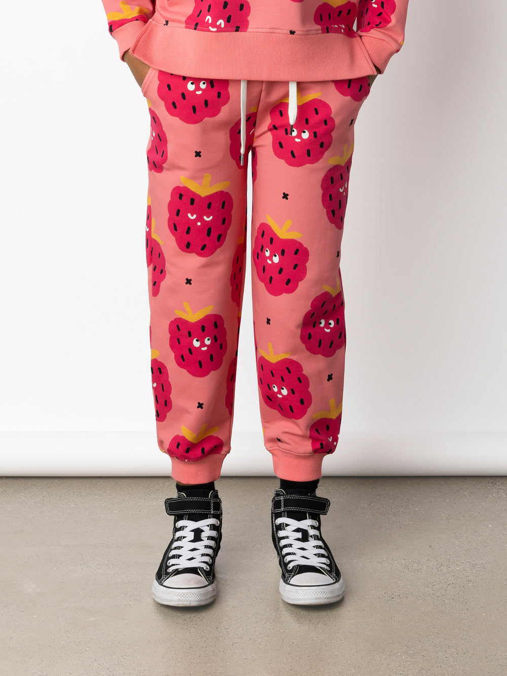 Minti kids clothing. Relaxed fit trackies with cosy side pockets, elasticated waistband, shoelace cord and 2x2 Rib cuffs. 320 Gram // 95% Cotton // 5% Elastane.