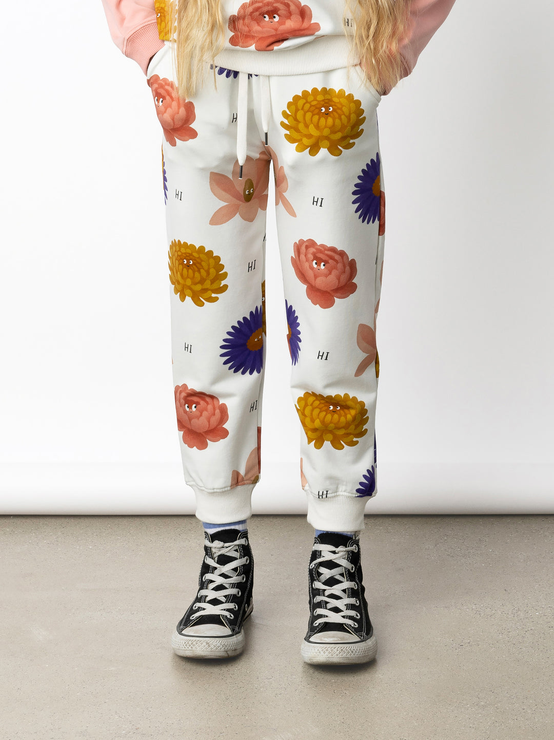 Minti kids clothing. Relaxed fit trackies with cosy side pockets, elasticated waistband, shoelace cord and 2x2 Rib cuffs. 320 Gram // 95% Cotton // 5% Elastane.