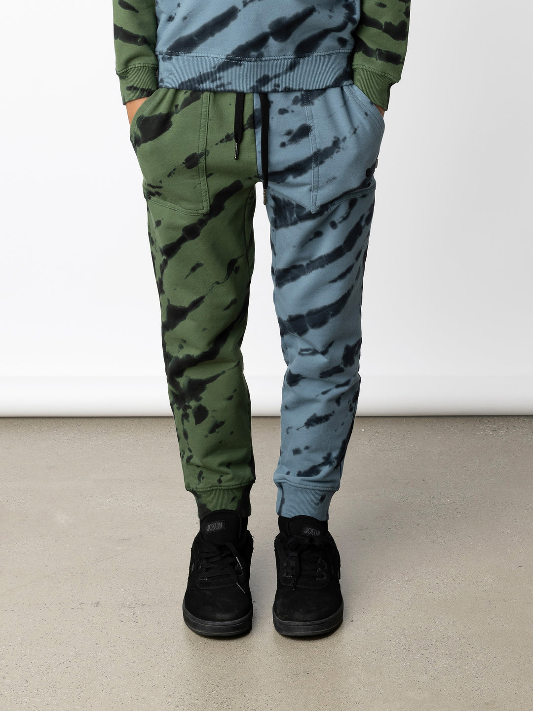 Minti kids clothing. Loose leg trackies with elasticated waistband, shoelace ties, 2x2 rib cuffs and super cool boxy pockets. 320 Gram // 95% Cotton // 5% Elastane.