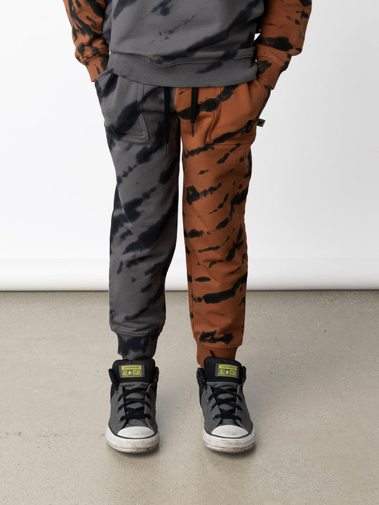 Minti kids clothing. Loose leg trackies with elasticated waistband, shoelace ties, 2x2 rib cuffs and super cool boxy pockets. 320 Gram // 95% Cotton // 5% Elastane.