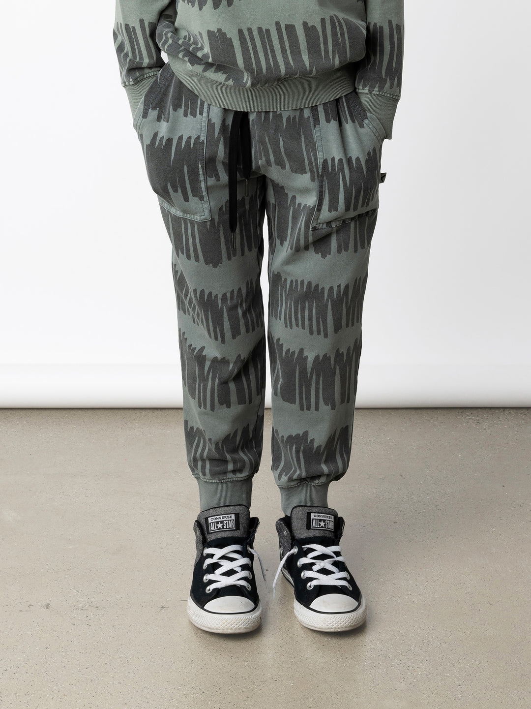 Minti kids clothing. Loose leg trackies with elasticated waistband, shoelace ties, 2x2 rib cuffs and super cool boxy pockets. 260 Gram // 95% Cotton // 5% Elastane.