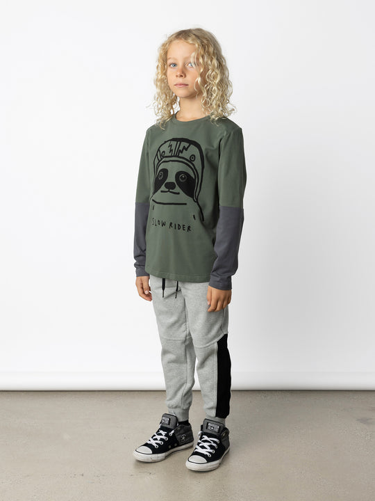 Minti kids clothing. Cosy and comfy tee with contrast sleeve panels for a cool pop of colour. 190 Gram // 95% Cotton // 5% Elastane