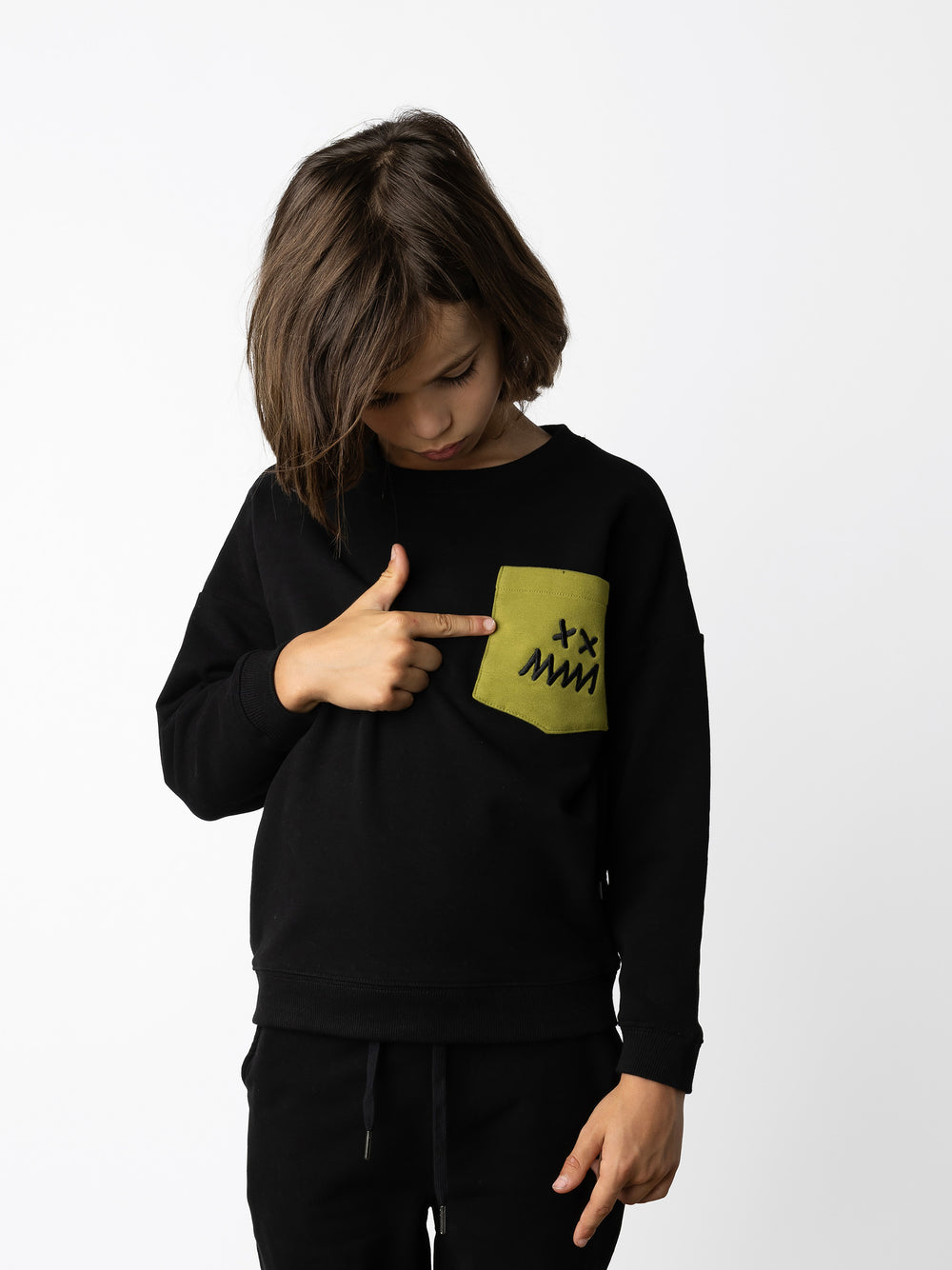 Minti kids clothing. Super cosy oversized fit crew with drop shoulder detail and cool front pocket. 2x2 Rib at the neck, hem and cuffs. 330 Gram // Brushed Inside // 95% Cotton // 5% Elastane.