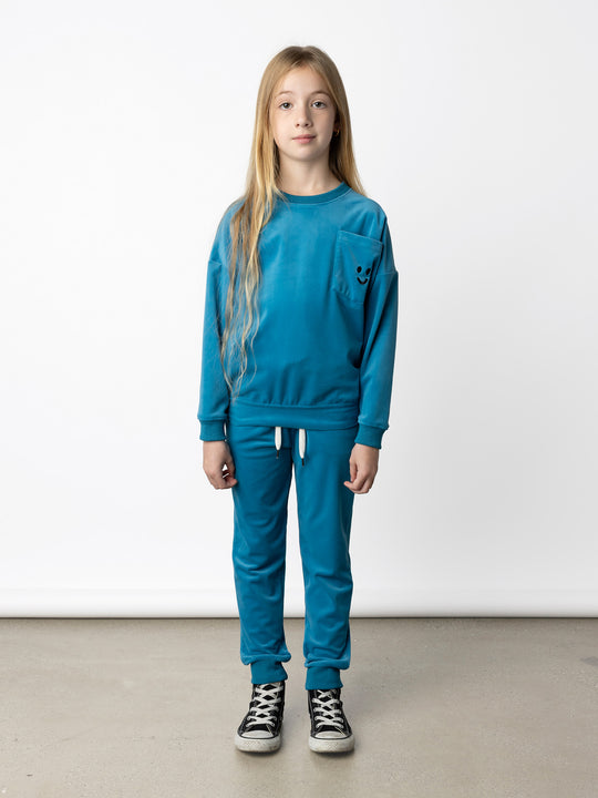 Minti kids clothing. Super cosy oversized fit crew with drop shoulder detail and cool front pocket. 2x2 Rib at the neck, hem and cuffs. 92% Polyester // 8% Spandex.