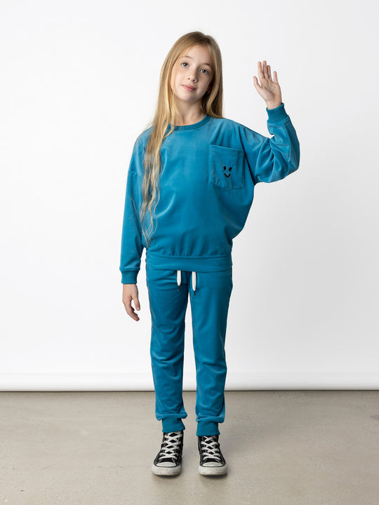 Minti kids clothing. Super cosy oversized fit crew with drop shoulder detail and cool front pocket. 2x2 Rib at the neck, hem and cuffs. 92% Polyester // 8% Spandex.