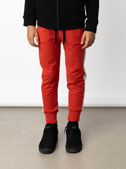 Minti kids clothing. Slim leg trackies with super cool contrast side panel! Front pockets, one back pocket, 2x2 rib elasticated waistband with shoelace tie. 2x2 rib cuffs. Small tonal Minti embroidery on the front. 330 Gram // Brushed Inside // 95% Cotton // 5% Elastane.