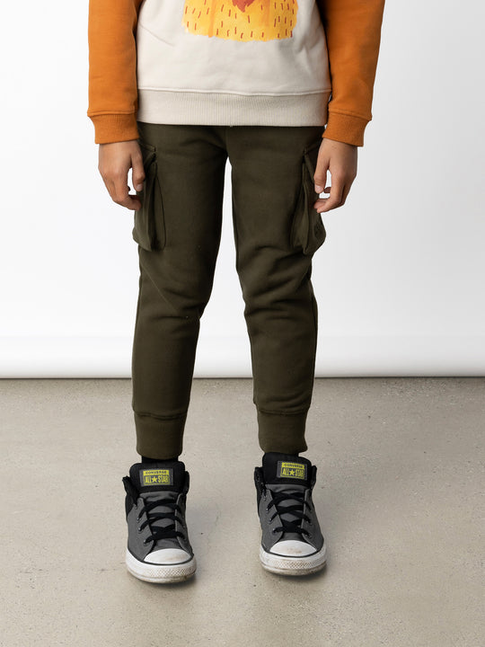 Minti kids clothing. Straight leg trackies with front pockets, elasticated waistband, 2x2 rib on waistband and cuffs and super cool cargo pockets for treasures! Small Minti embroidery on the side pocket. 330 Gram // Brushed Inside // 95% Cotton // 5% Elastane.