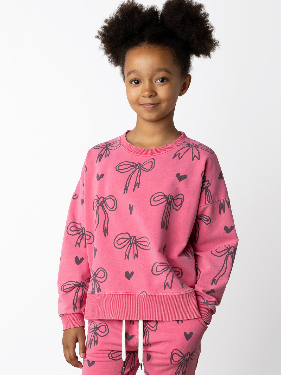 Minti kids clothing. Super cosy crew with drop shoulder detail and split hem. 2x2 Rib at the neck and hem. 260 Gram // 95% Cotton // 5% Elastane.