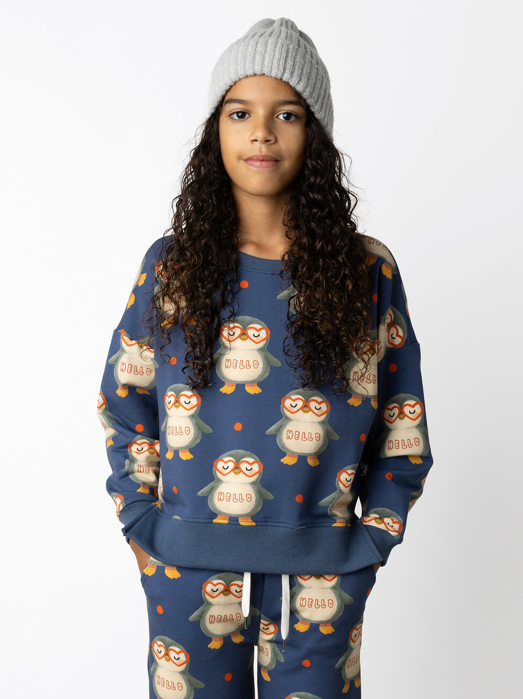 Minti kids clothing. Super cosy crew with drop shoulder detail and split hem. 2x2 Rib at the neck and hem. 260 Gram // 95% Cotton // 5% Elastane.