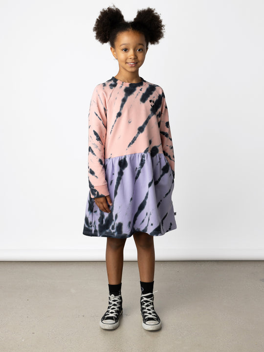 Minti kids clothing. Sweatshirting dress with raglan sleeves, ruched skirt seam and hidden side pockets. 320 Gram // 95% Cotton // 5% Elastane.