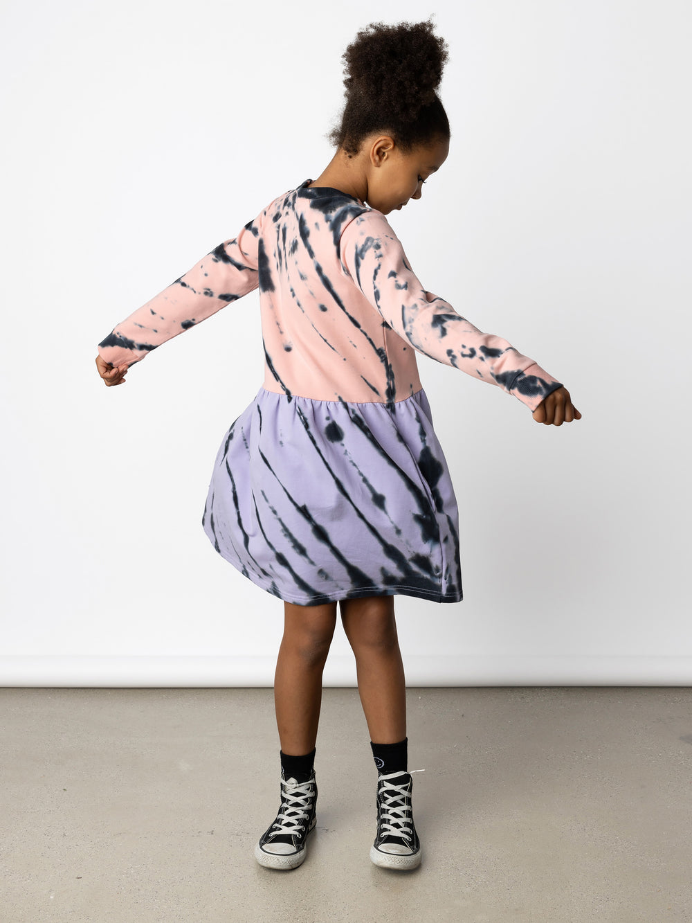 Minti kids clothing. Sweatshirting dress with raglan sleeves, ruched skirt seam and hidden side pockets. 320 Gram // 95% Cotton // 5% Elastane.