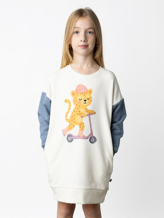 Minti kids clothing. Super cosy sweatshirting weight dress with drop shoulder detail. 2x2 Rib at the neck, hem and cuffs. Hidden side pockets. 330 Gram // Brushed Inside // 95% Cotton // 5% Elastane.