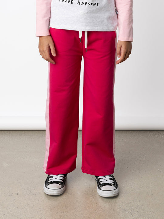 Minti kids clothing. Super relaxed fit wide leg trackies with cool contrast side panel. Elasticated waistband with shoelace cord, and front pockets to keep hands warm. Small Minti embroidery on the back. 320 Gram // 95% Cotton // 5% Elastane.