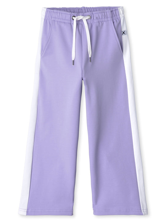Minti kids clothing. Super relaxed fit wide leg trackies with cool contrast side panel. Elasticated waistband with shoelace cord, and front pockets to keep hands warm. Small Minti embroidery on the back. 320 Gram // 95% Cotton // 5% Elastane.