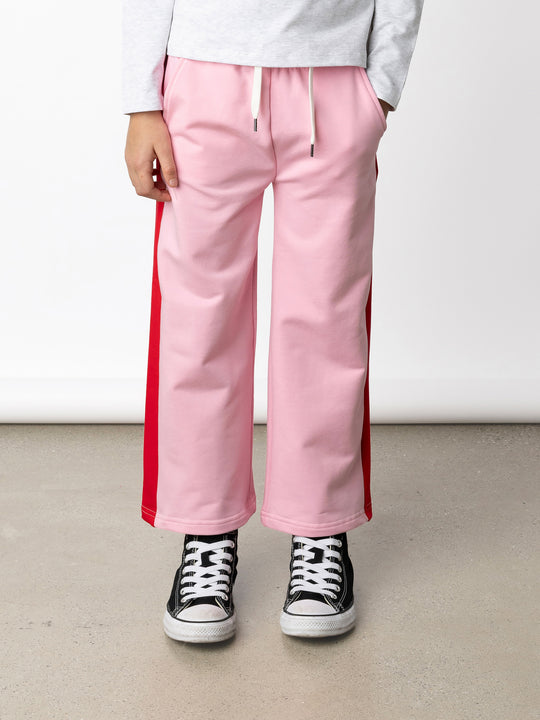 Minti kids clothing. Super relaxed fit wide leg trackies with cool contrast side panel. Elasticated waistband with shoelace cord, and front pockets to keep hands warm. Small Minti embroidery on the back. 320 Gram // 95% Cotton // 5% Elastane.