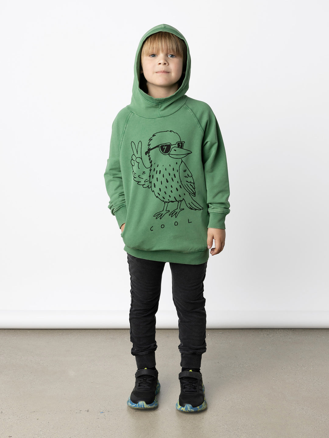 Minti kids clothing. Super comfy hoodie with side pockets and higher neck - perfect for cold days! 260 Gram // 95% Cotton // 5% Elastane.