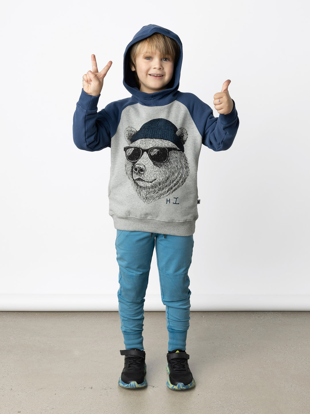 Minti kids clothing. Super comfy hoodie with side pockets and higher neck - perfect for cold days! 330 Gram // Brushed Inside // 95% Cotton // 5% Elastane.