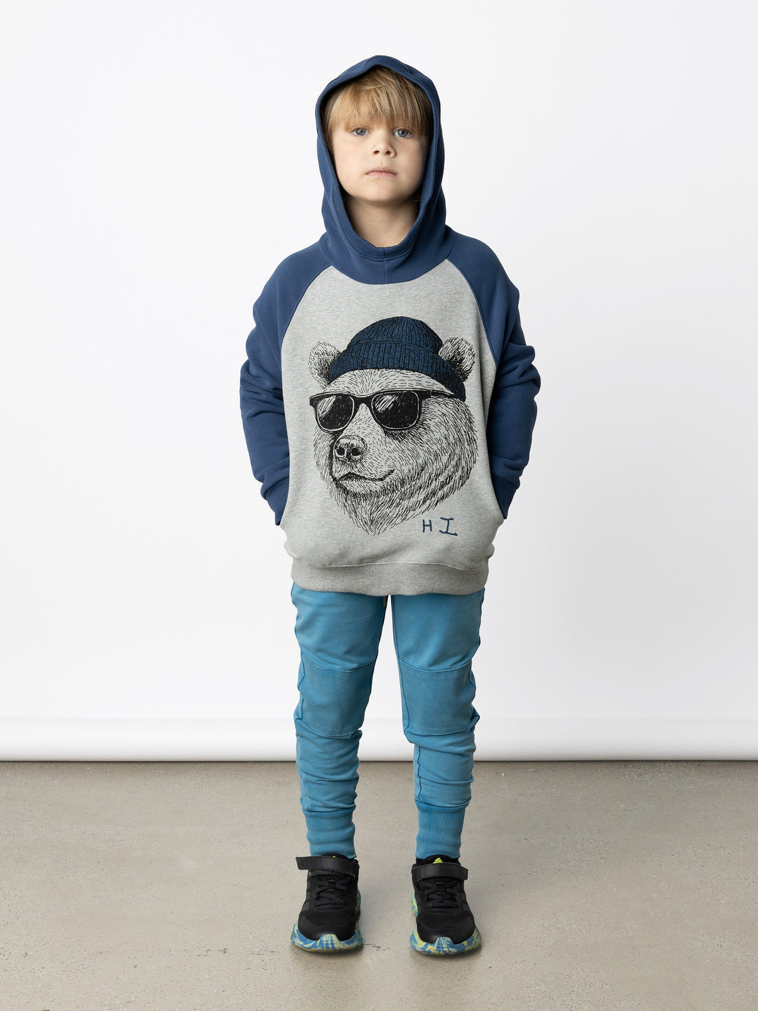Minti kids clothing. Super comfy hoodie with side pockets and higher neck - perfect for cold days! 330 Gram // Brushed Inside // 95% Cotton // 5% Elastane.
