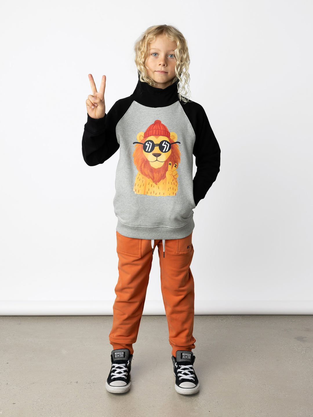 Minti kids clothing. Super comfy hoodie with side pockets and higher neck - perfect for cold days! 330 Gram // Brushed Inside // 95% Cotton // 5% Elastane.