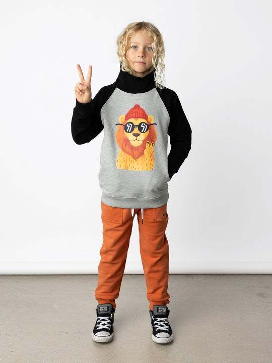 Minti kids clothing. Super comfy hoodie with side pockets and higher neck - perfect for cold days! 330 Gram // Brushed Inside // 95% Cotton // 5% Elastane.