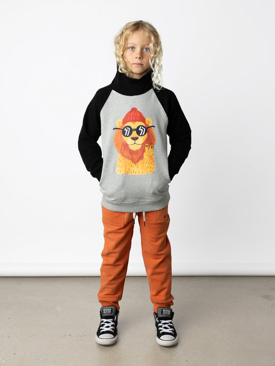 Minti kids clothing. Super comfy hoodie with side pockets and higher neck - perfect for cold days! 330 Gram // Brushed Inside // 95% Cotton // 5% Elastane.