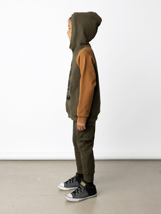 Minti kids clothing. Super comfy hoodie with side pockets and higher neck - perfect for cold days! 330 Gram // Brushed Inside // 95% Cotton // 5% Elastane.