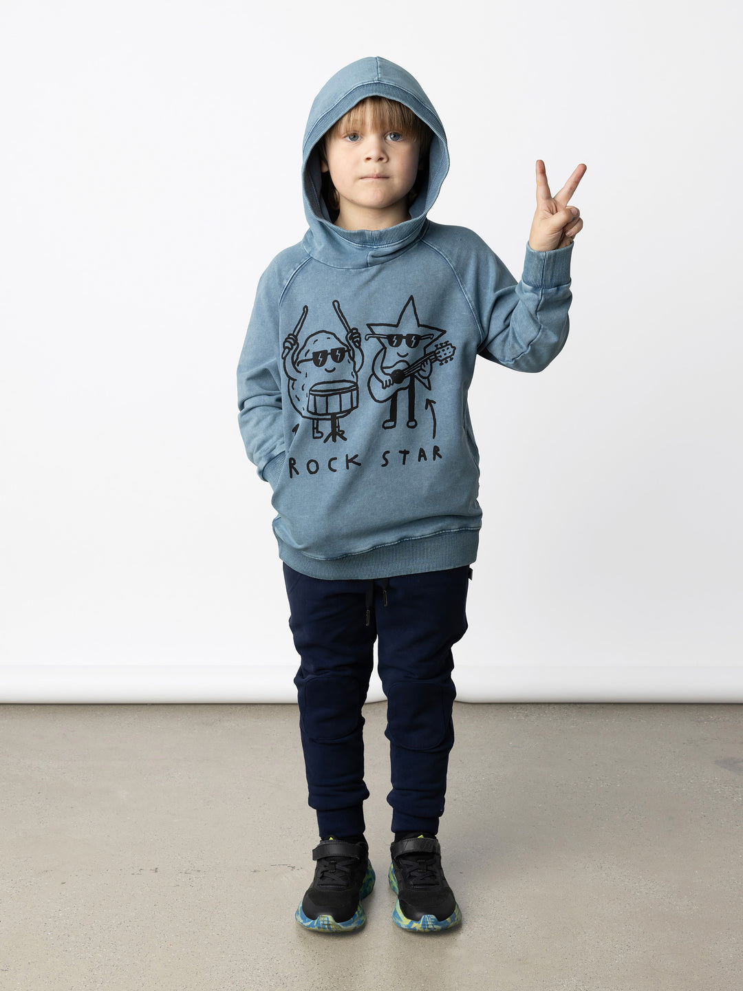 Minti kids clothing. Super comfy lightweight hoodie with side pockets and higher neck. 260 Gram // 95% Cotton // 5% Elastane.