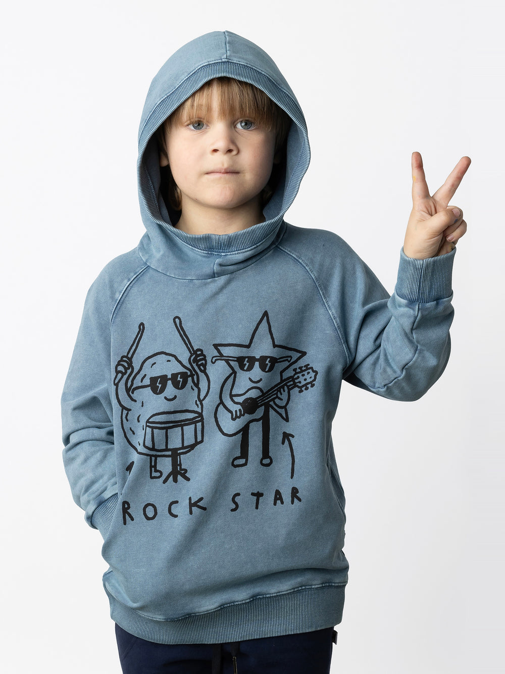 Minti kids clothing. Super comfy lightweight hoodie with side pockets and higher neck. 260 Gram // 95% Cotton // 5% Elastane.