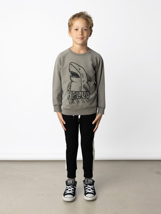 Minti kids clothing. Comfy lightweight raglan crew in super cool washed terry. 260 Gram // 95% Cotton // 5% Elastane.