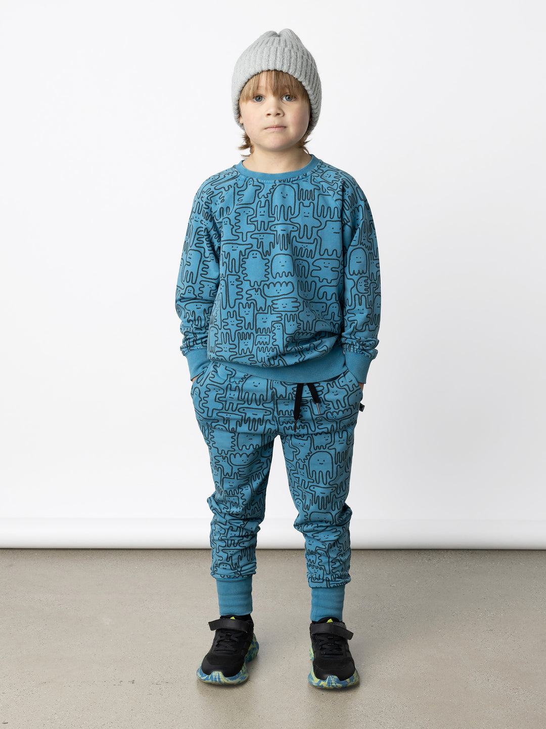 Minti kids clothing. Comfy lightweight raglan crew in super cool washed terry. 260 Gram // 95% Cotton // 5% Elastane.