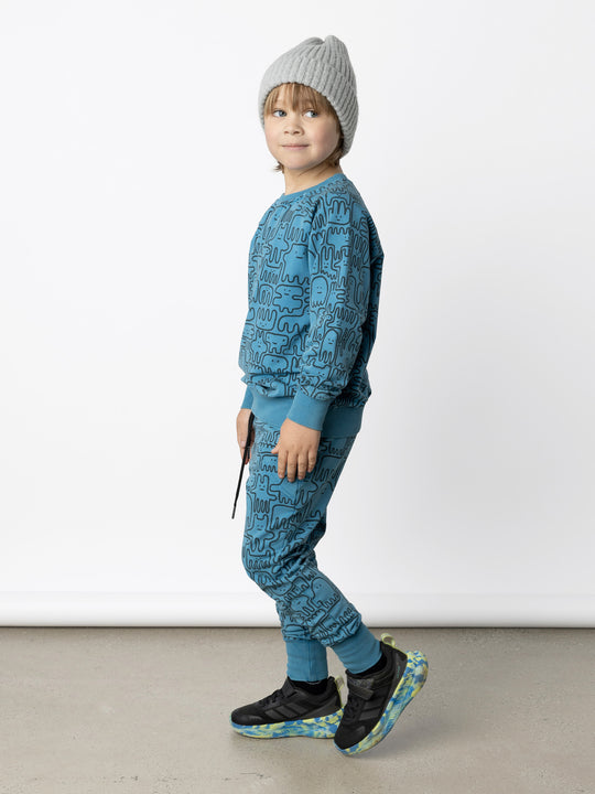 Minti kids clothing. Comfy lightweight raglan crew in super cool washed terry. 260 Gram // 95% Cotton // 5% Elastane.