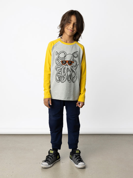 Minti kids clothing. Luxe raglan tee with contrast sleeves and neck. 190 Gram // 95% Cotton // 5% Elastane.