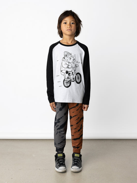 Minti kids clothing. Luxe raglan tee with contrast sleeves and neck. 190 Gram // 95% Cotton // 5% Elastane.