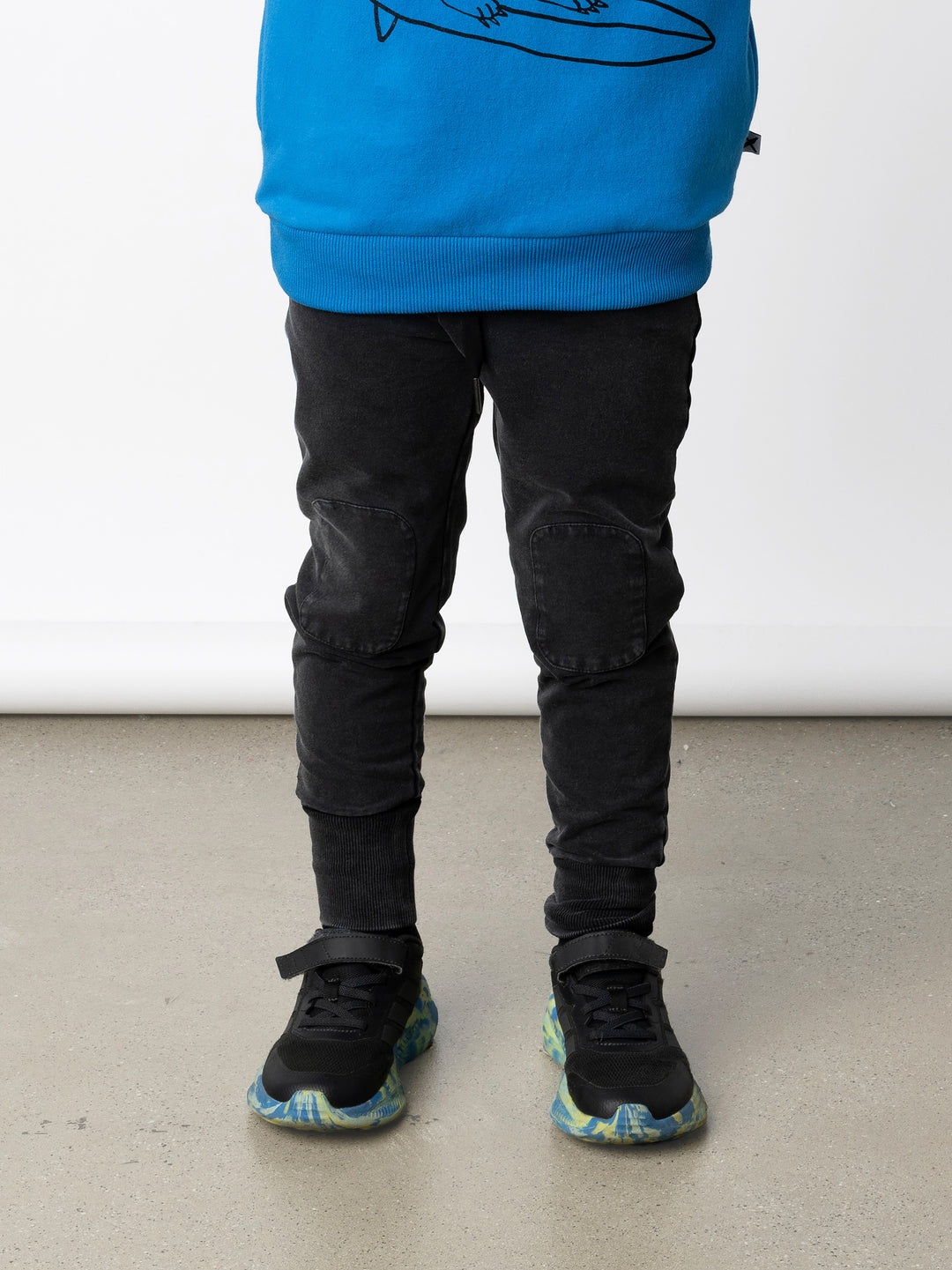 Minti kids clothing. Super luxe trackies with sewn on patch knees, front pockets and shoelace ties. Small Minti embroidery on the back. 260 Gram // 95% Cotton // 5% Elastane.